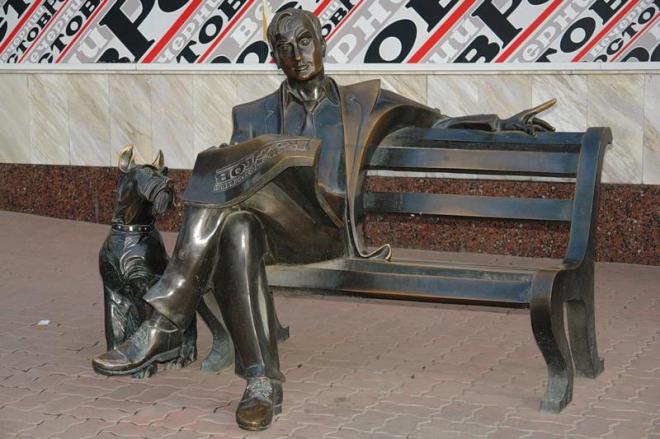 bronzovyiy_chitatel_vechernego_rostova_skulptura_